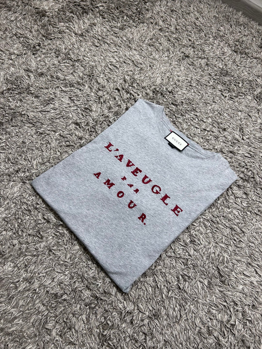 Gucci T-shirt traforata con scritta rossa