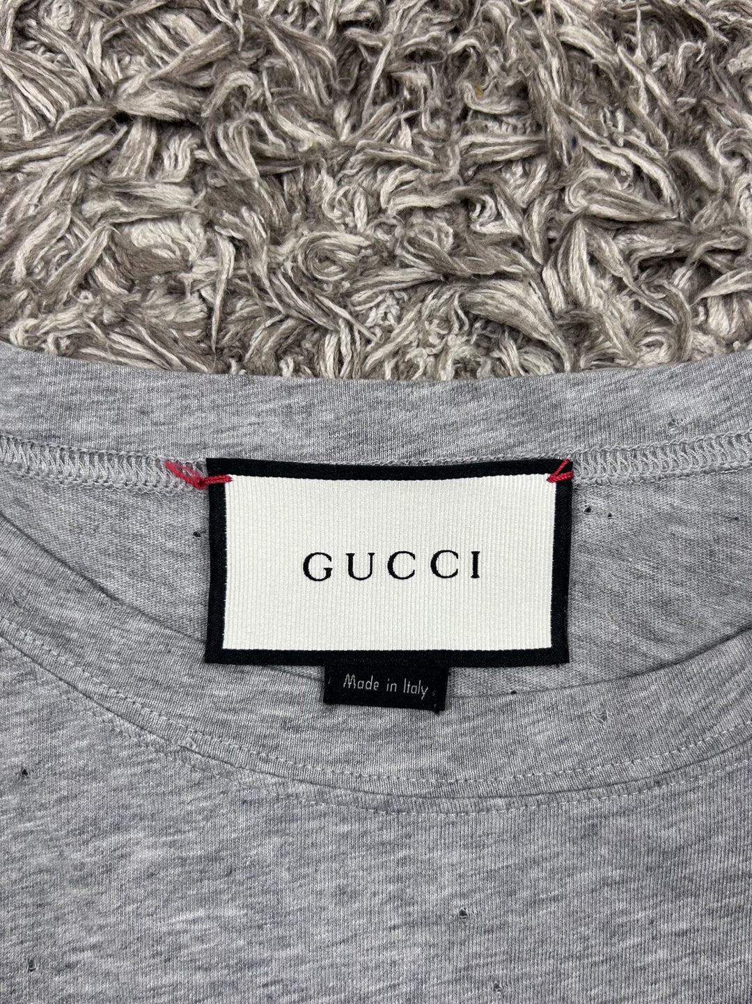 Gucci T-shirt traforata con scritta rossa