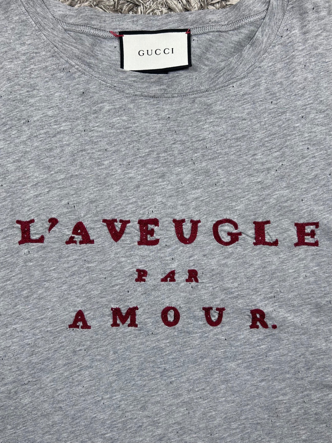 Gucci T-shirt traforata con scritta rossa
