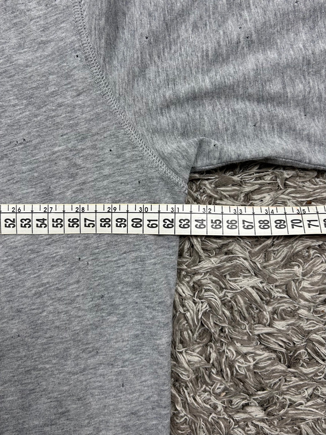 Gucci T-shirt traforata con scritta rossa